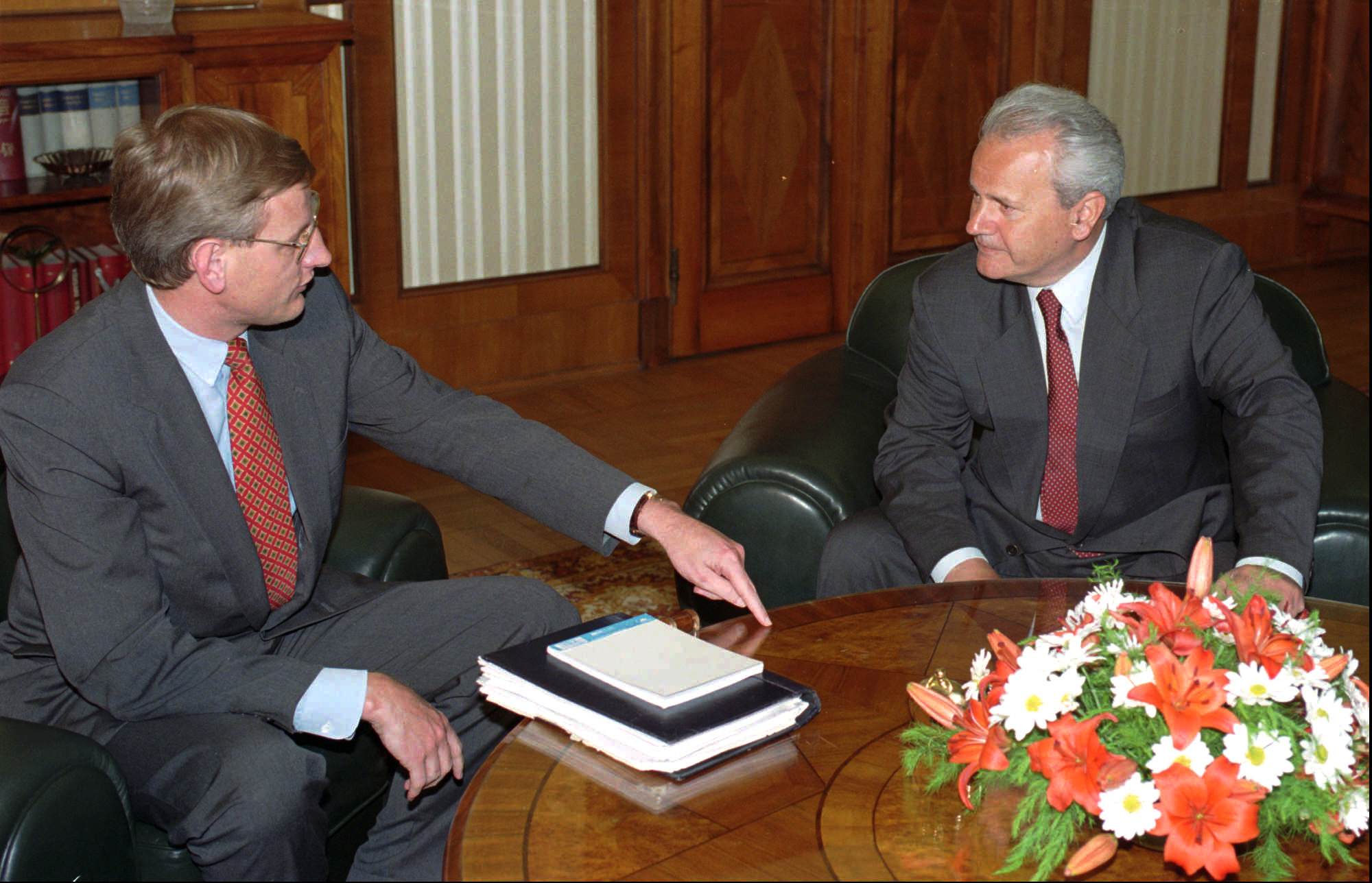 Flera utländska krafter försökte lösa konflikten, bland annat Nato. På bilden svenske Carl Bildt i samtal med den serbiske presidenten Slobodan Milosevic. 