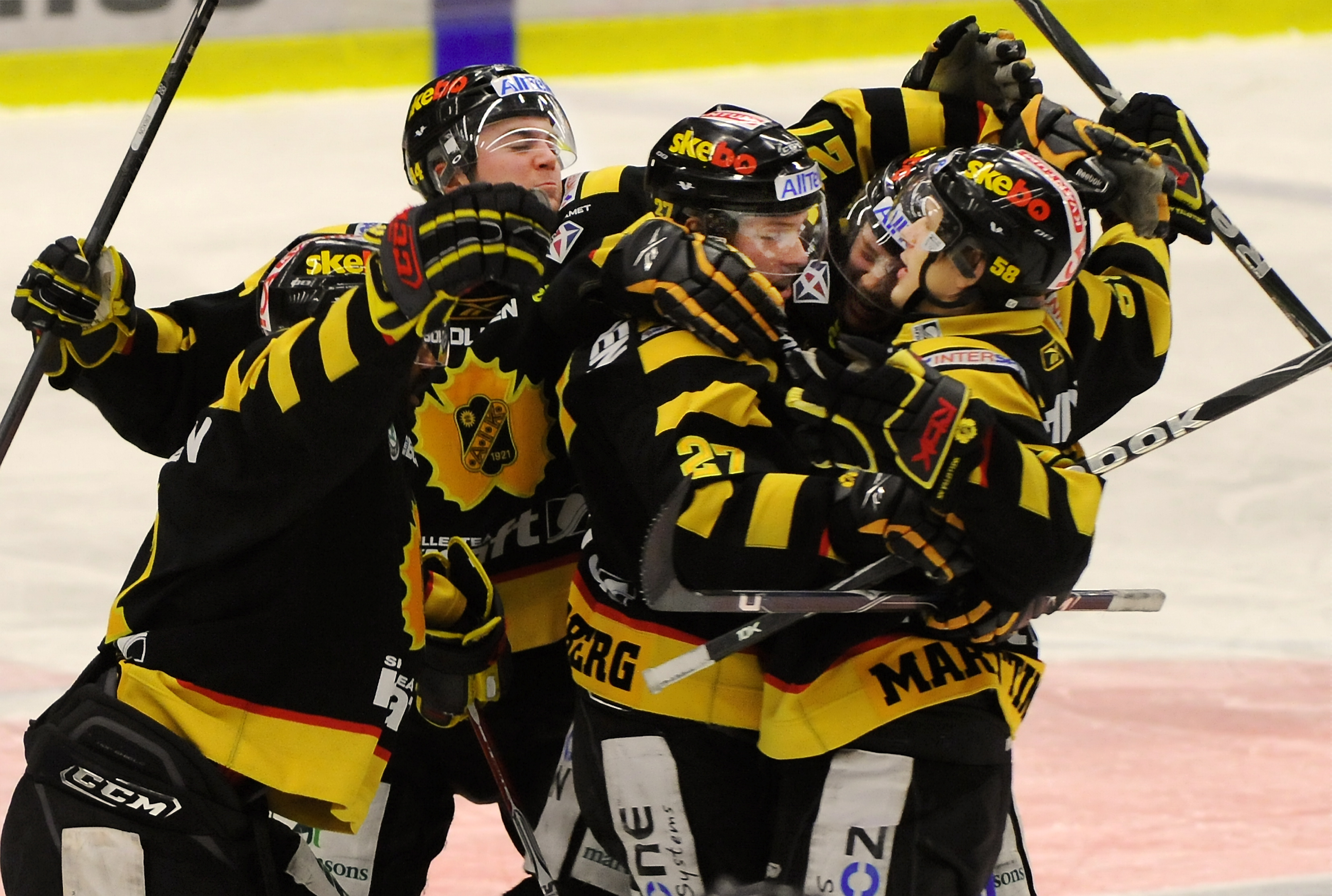 Här firar Skellefteåspelarna segern. Här firar Skellefteåspelarna segern.