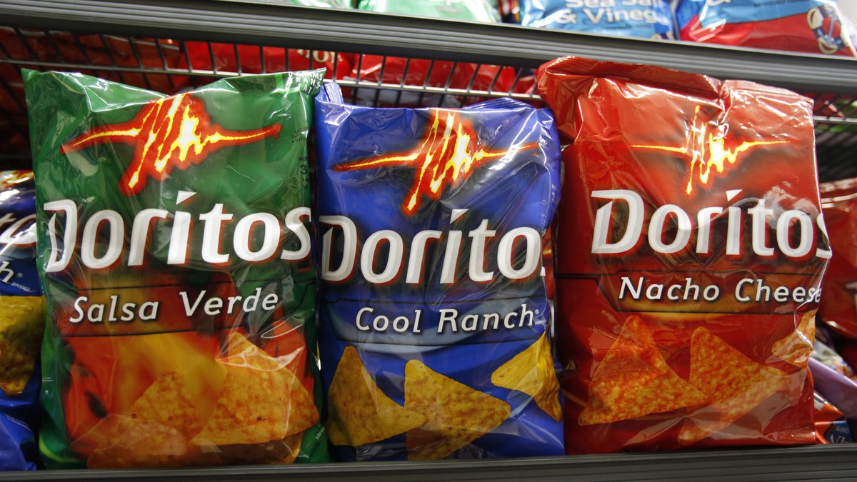 Därför åker man på festival och delar ut chips av märket "Doritos".