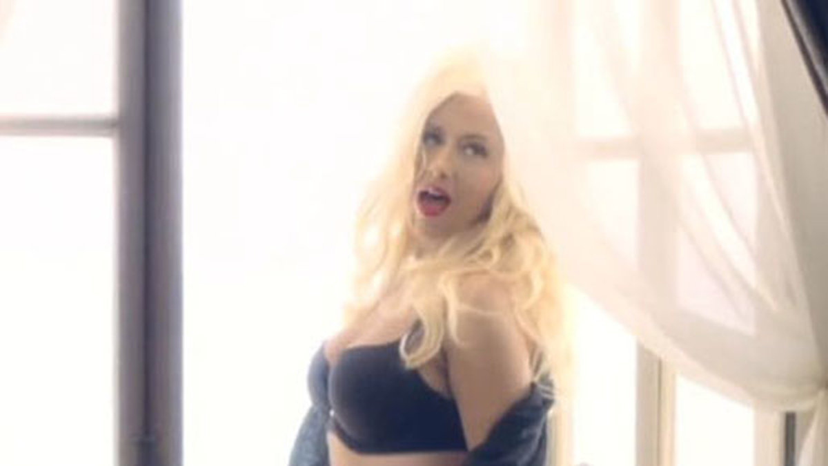 Christina Aguilera poserar vid en fransk balkong i den nya videon.