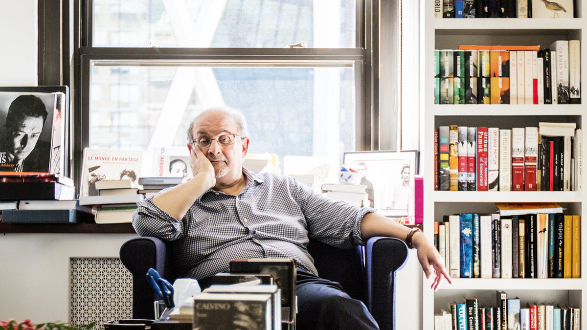 Är Svenska Akademien skyldiga Salman Rushdie och yttrandefriheten ett Nobelpris? Fördömandet av fatwan kom 30 år för sent och i somras skedde ett mordförsök på författaren. Kraven är i år extra höga på Akademien att ta politisk ställning. Arkivbild.