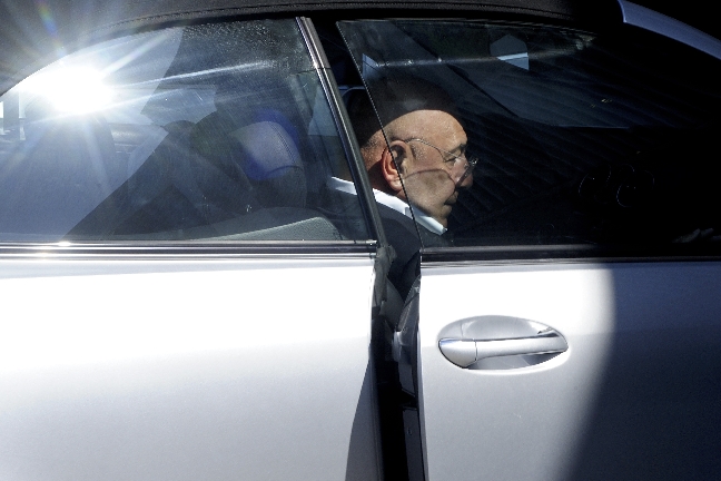 Milans vicepresident Adriano Galliani när denne anlände till Barcelonas kontor i förmiddags.