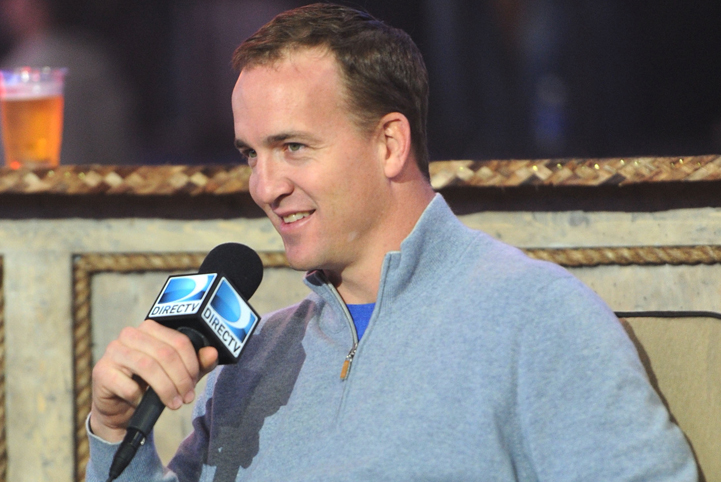 40. Peyton Manning är 36 år och en stjärna inom amerikansk fotboll och landade ett sådant fett kontrakt att det är svårt att tro det. över 96 miljoner dollar gick kalaset på. 40. Peyton Manning är 36 år och en stjärna inom amerikansk fotboll och landade ett sådant fett kontrakt att det är svårt att tro det. över 96 miljoner dollar gick kalaset på.
