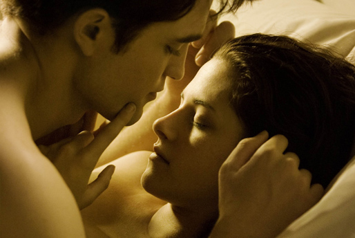 Här delar de en passionerad kyss under en filminspelning.