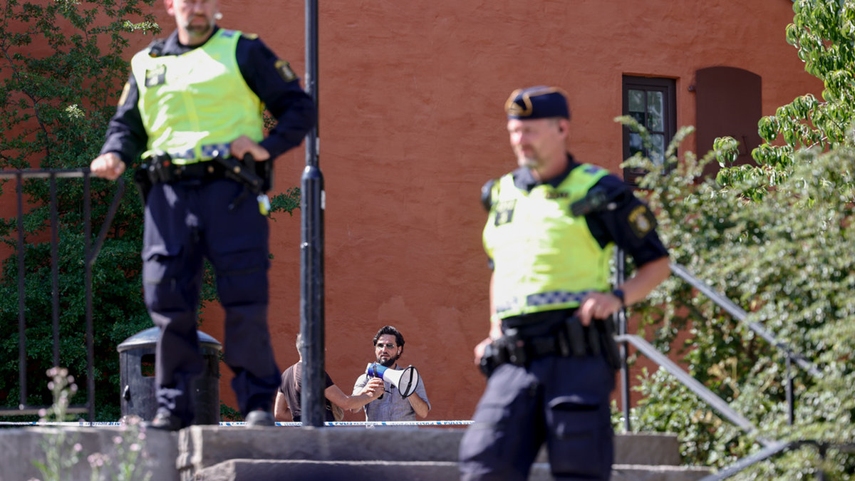 Polisbevakning vid den uppmärksammade koranbränningen utanför Stockholms moské, som ägde rum i slutet av juni. Koranbränningen har fördömts av hela den muslimska världen. Arkivbild.