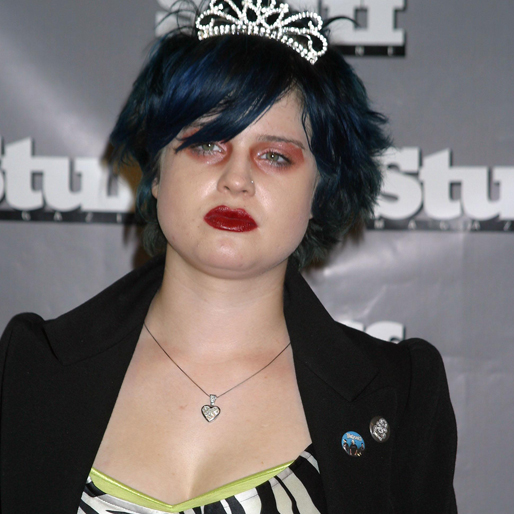 Så här såg Kelly Osbourne ut år 2003. Röd ögonskugga kanske inte är någon superhit... Så här såg Kelly Osbourne ut år 2003. Röd ögonskugga kanske inte är någon superhit...