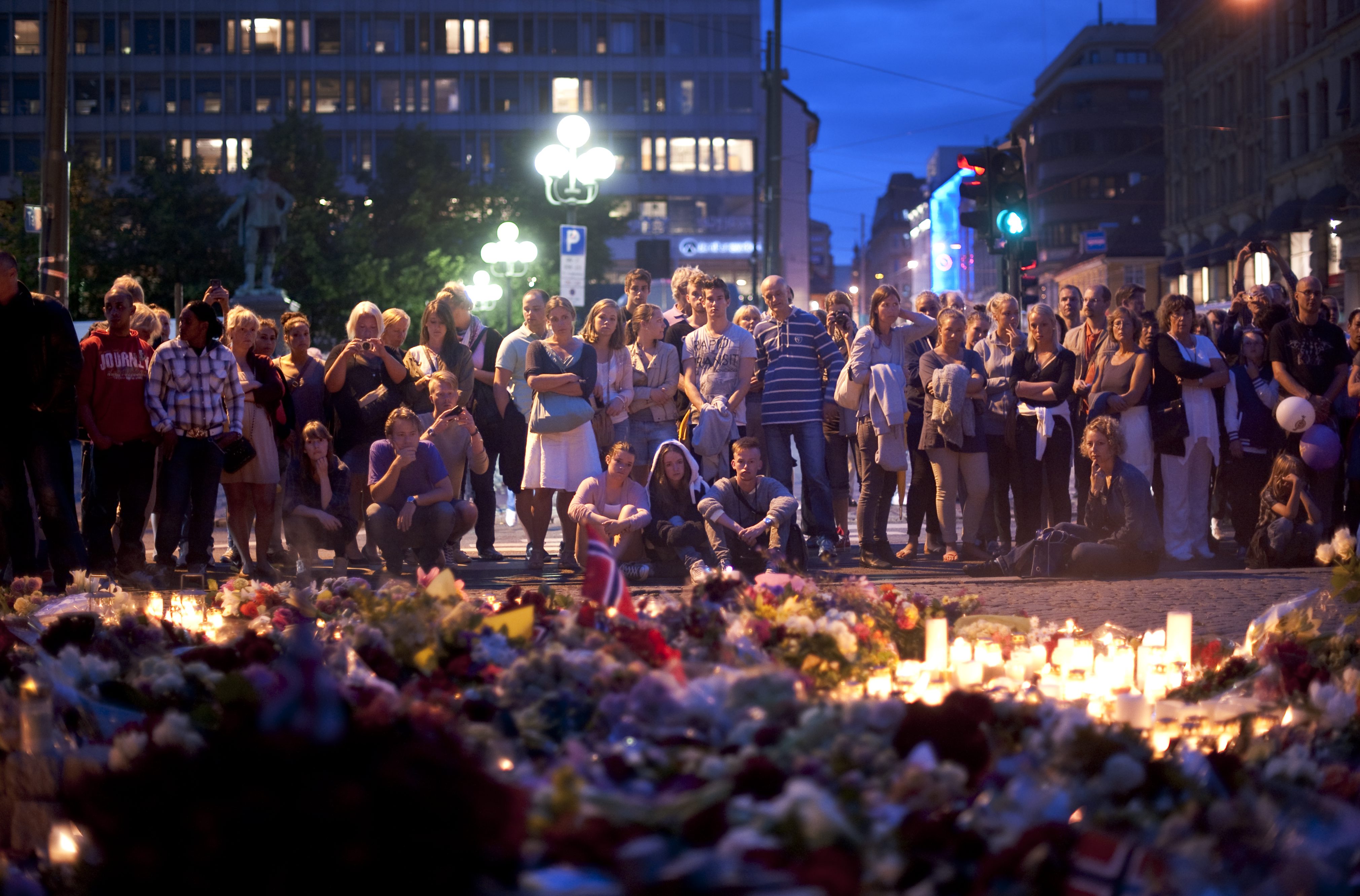 Anders Behring Breivik dödade 77 personer, 22 juli 2011 innan han greps av norsk polis. Hans terroraktion var riktad mot norska Arbeidarpartiet och dess ungdomsförbund AUF. Anders Behring Breivik dödade 77 personer, 22 juli 2011 innan han greps av norsk polis. Hans terroraktion var riktad mot norska Arbeidarpartiet och dess ungdomsförbund AUF.