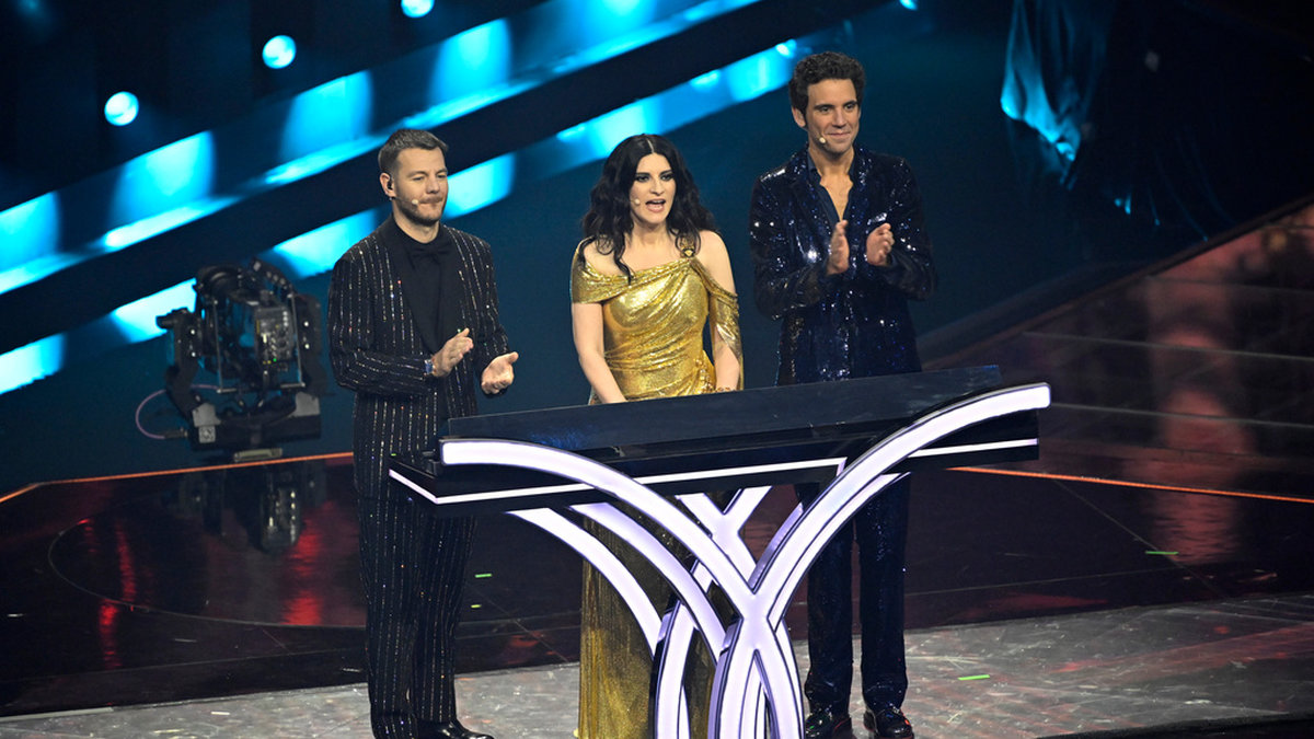 Programledarna Alessandro Cattelan, Laura Pausini och Mika hade kontakt med de olika juryerna under finalen i Turin. Rösterna från sex länder diskvalificerades. Arkiv.