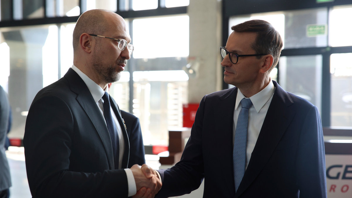 Ukrainas premiärminister Denys Sjmyhal vid ett möte med Polens premiärminister Mateusz Morawiecki i maj i fjol. Arkivbild.