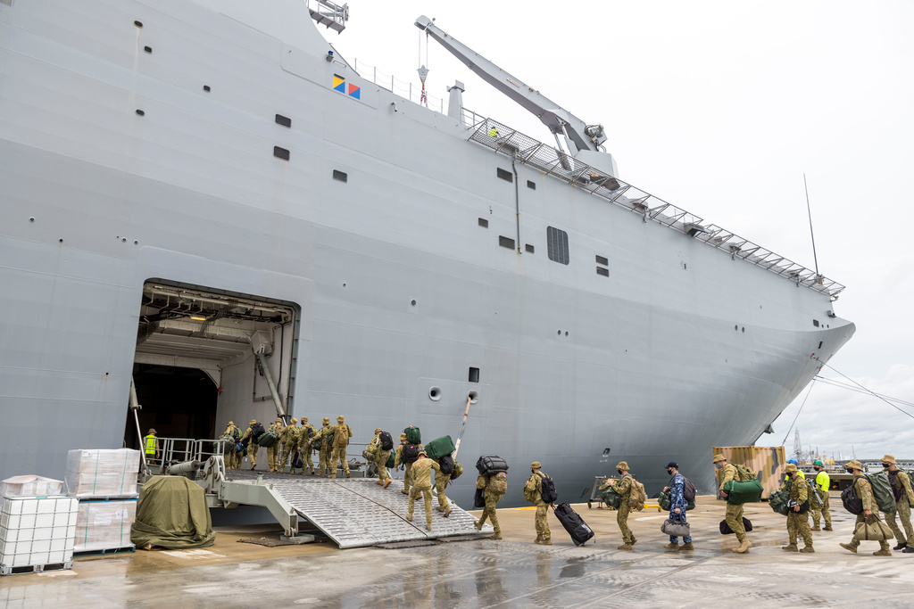 Soldater går ombord på HMAS Adelaide i Brisbane i Australien, inför avresan till Tonga.