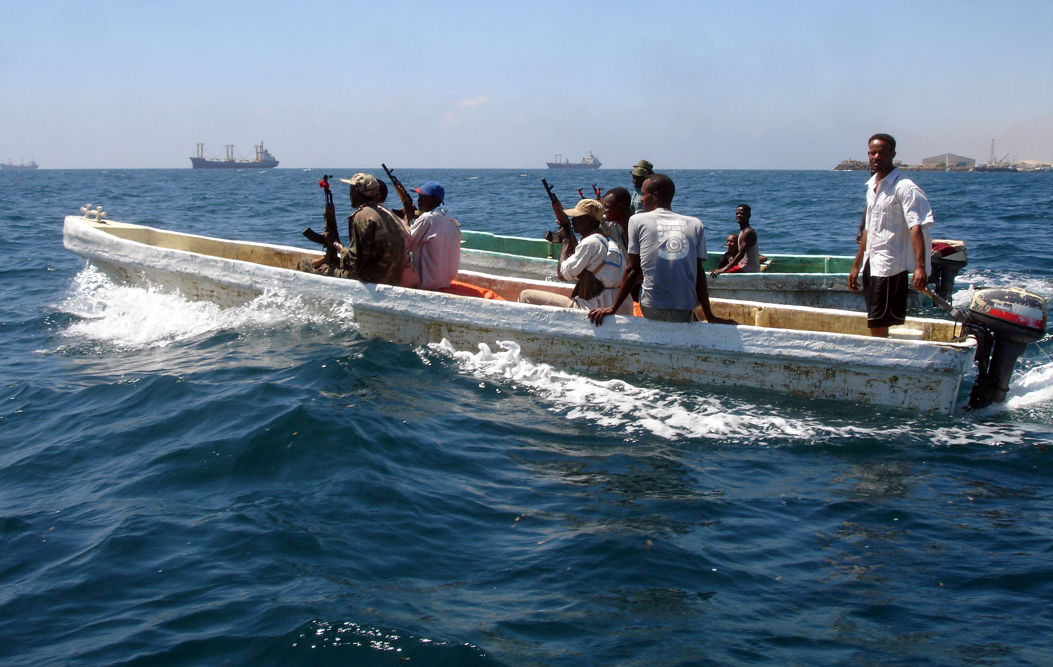Somaliska pirater har tagit en dansk familj till fånga.