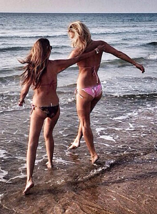 Bar Refaeli hoppar i havet. Bar Refaeli hoppar i havet.