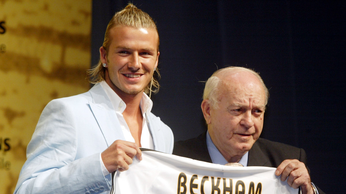 2003 gick Beckham till Real Madrid. Det efter att Sir Alex Ferguson ilsknade till och skickade i sko i huvudet på Beckham i omklädningsrummet. 