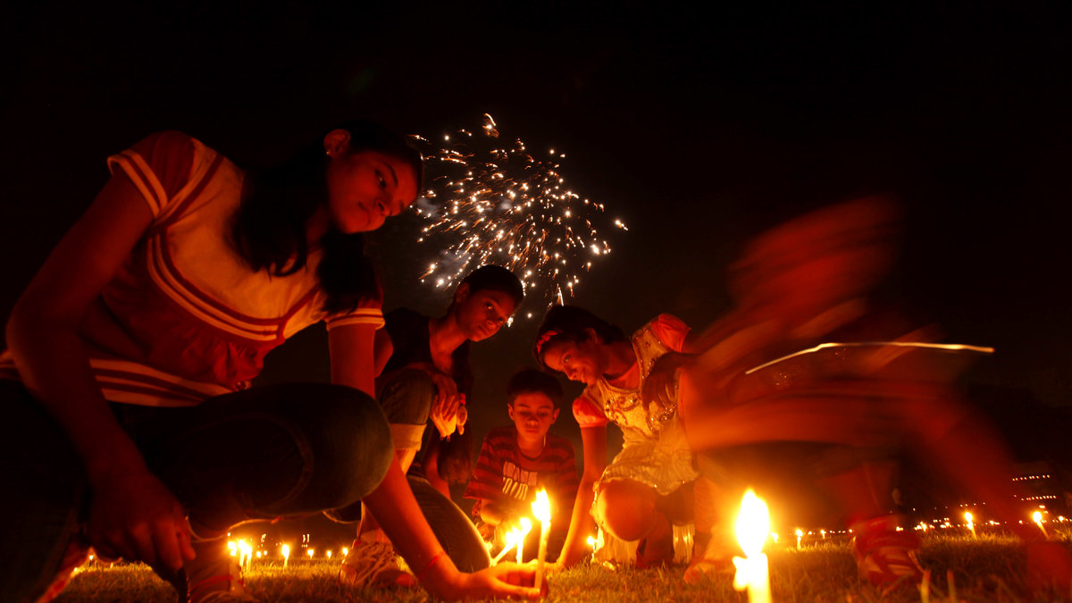 Hinduer tänder ljus inför Diwali som firar guden Ramas återvändande från exil.