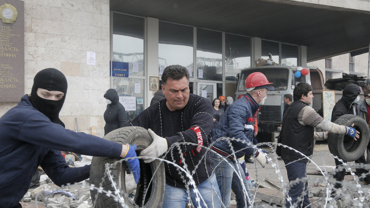 Pro-ryska aktivister barrikaderar sig i Donetsk.
