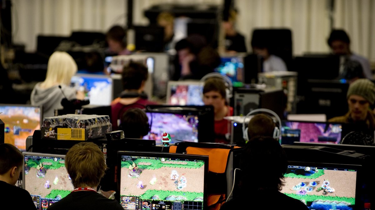 Det är vanligt att gamers träffas på så kallade LAN, där de träffas och spelar i grupp. 