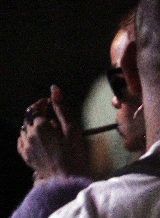 Sedan tände hon en joint. Sedan tände hon en joint.