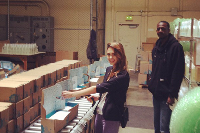 Jessica Alba extrajobbar i en lagerlokal och verkar trivas på sitt nya jobb.