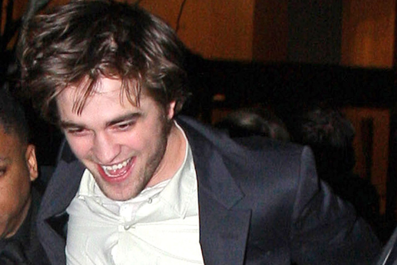 En minst sagt överförfriskad Robert Pattinson lever loppan en blöt natt i New York.