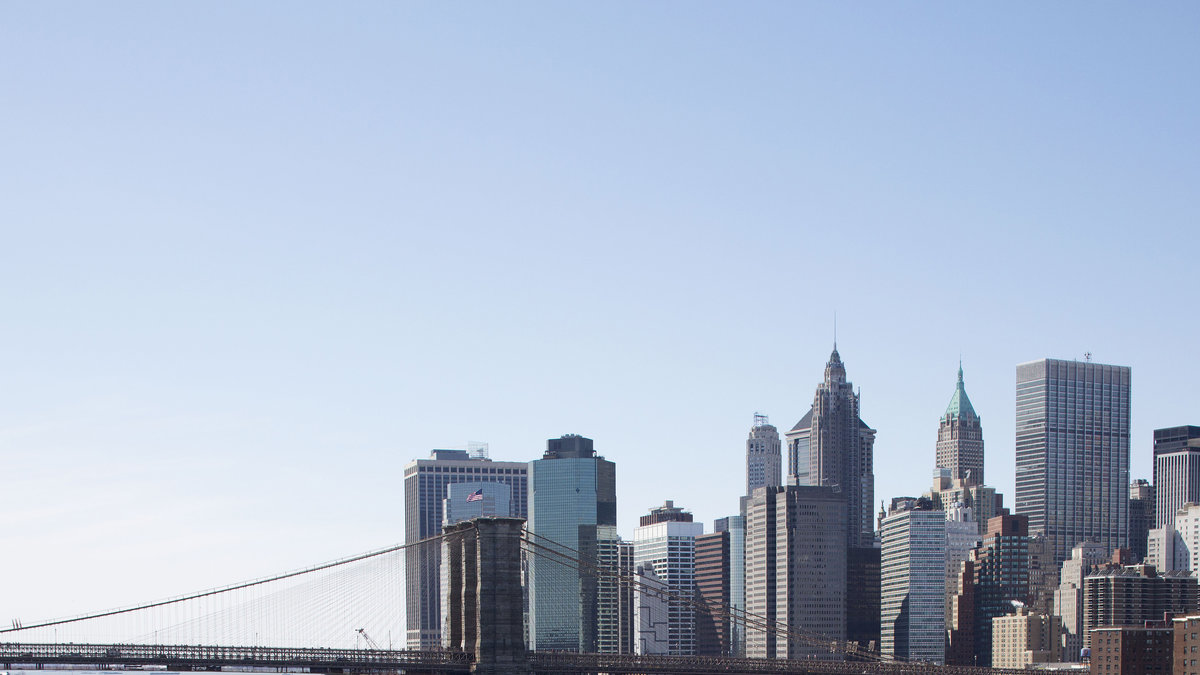 Brooklyn Bridge och vy över Manhattan. 