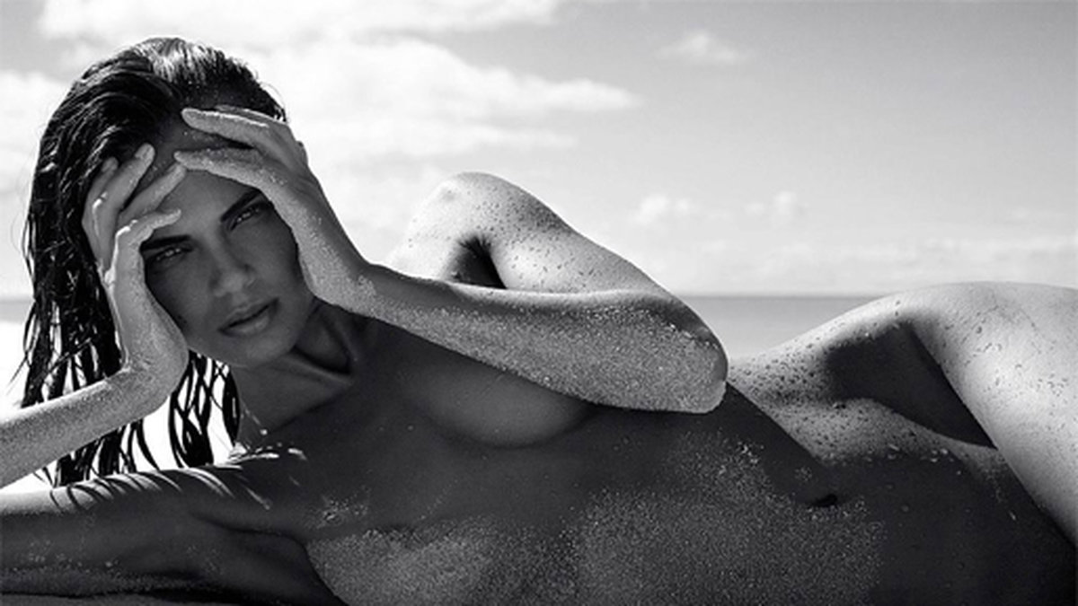 Xenia Deli poserar naken för en fotografering. 