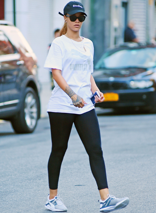 Rihanna är avslappnad i leggings och t-shirt. Rihanna är avslappnad i leggings och t-shirt.