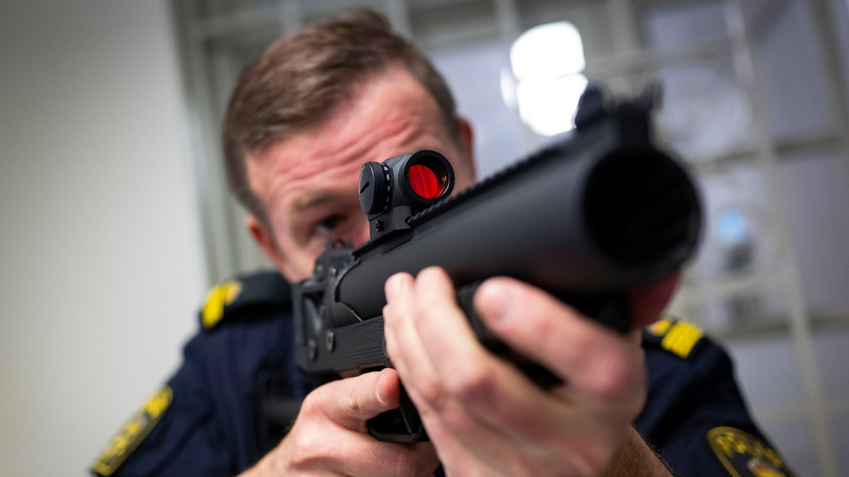 Ulf Sand visar upp polisens nya våldshjälpmedel, gummiprojektilen.