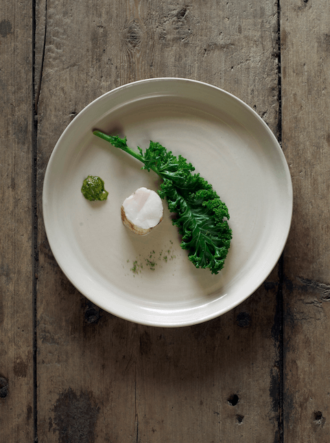 Krökare Magnus Nilsson skapar jordnära och lokala maträtter med nordisk touch. Fäviken anses av många vara Sveriges bästa restaurang. Krökare Magnus Nilsson skapar jordnära och lokala maträtter med nordisk touch. Fäviken anses av många vara Sveriges bästa restaurang.