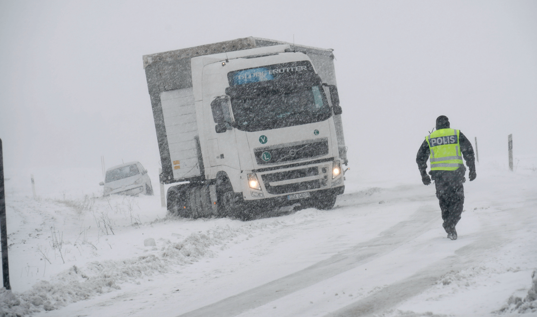 Lastbil har kört fast i snön Lastbil har kört fast i snön