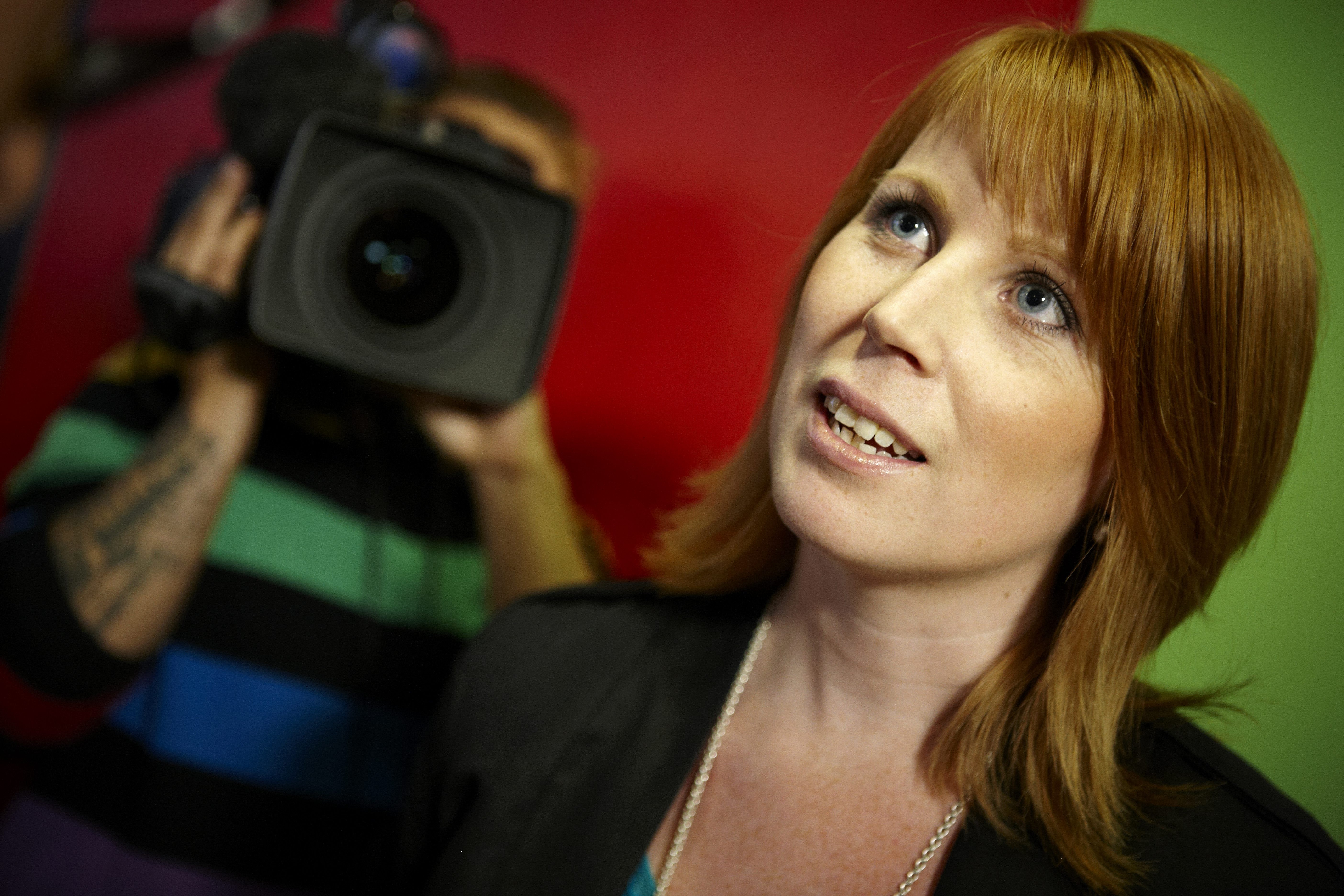 Centerns partiledarkandidat Annie Lööf lät Teddy följa med in i maktens korridorer.