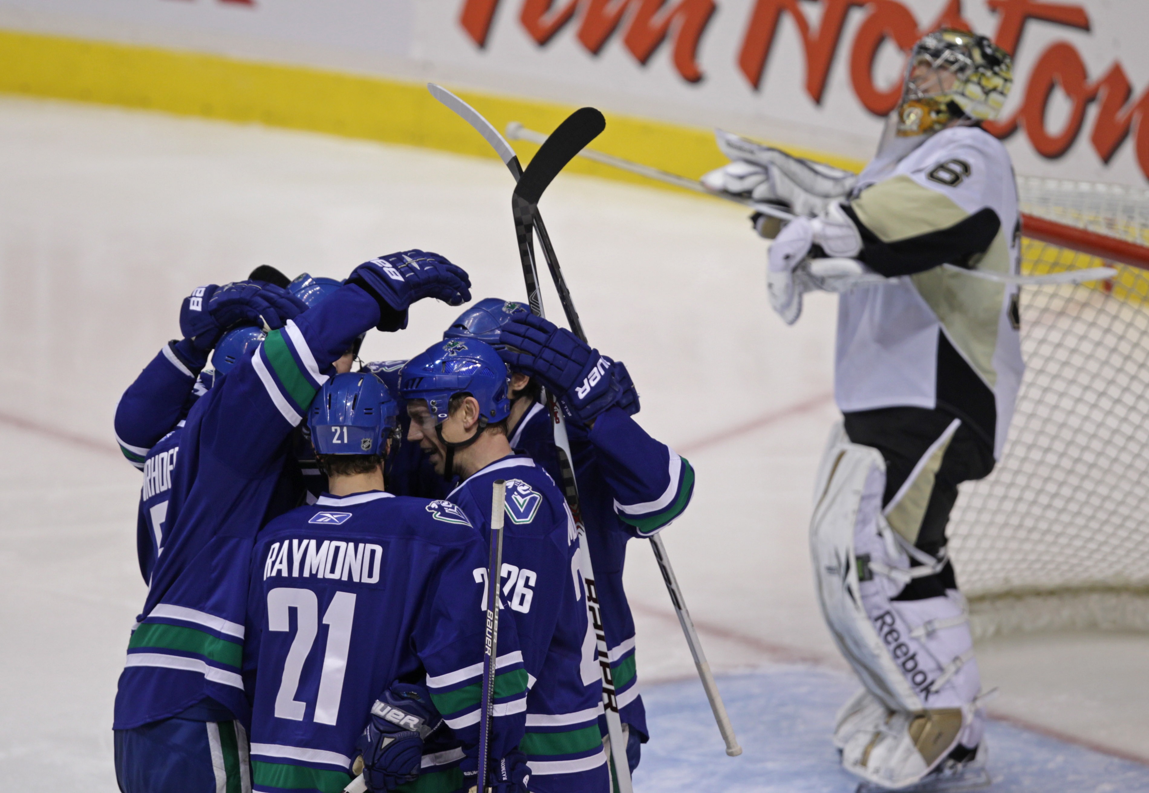 Vancouverstjärnan Henrik Sedin gjorde tre poäng när Canucks slog Pittsburgh Penguins med 6-2.