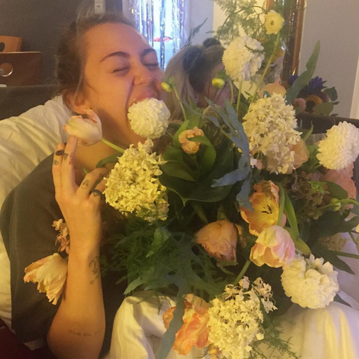 Miley Cyrus äter en blomma. Miley Cyrus äter en blomma.