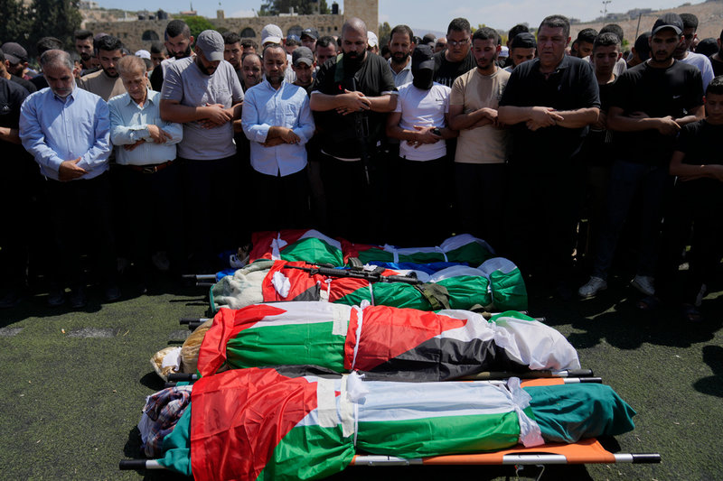 Palestinier sörjer fyra män som dödats under israeliska räder. Bild tagen i al-Fara på Västbanken på torsdagen.