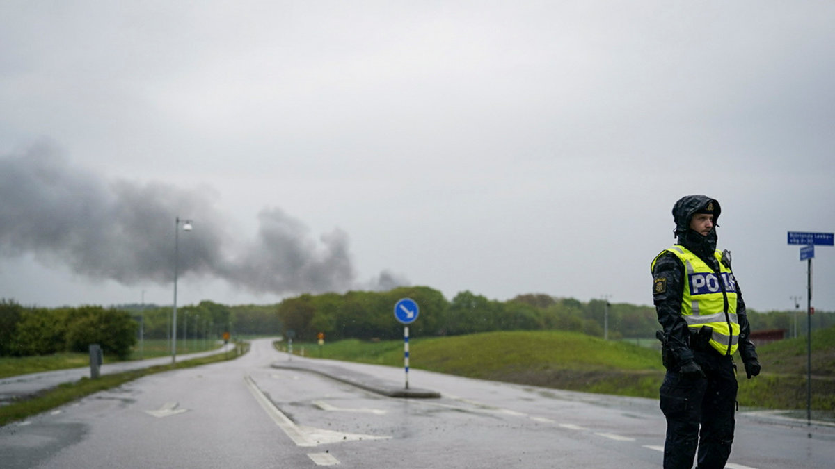 En del av Kongahällavägen är avstängd sedan i tisdags förmiddag på grund av en industribrand på Hisingen i Göteborg.
