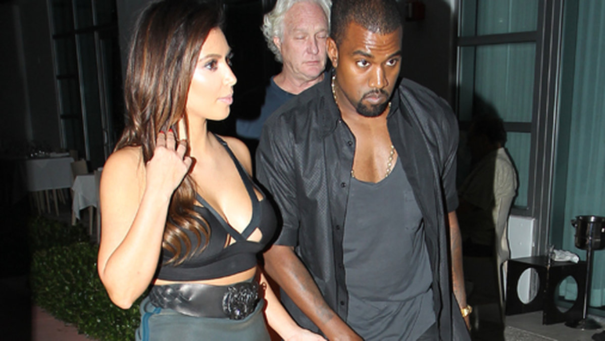 Kim och Kanye lämnar restaurangen i Miami.