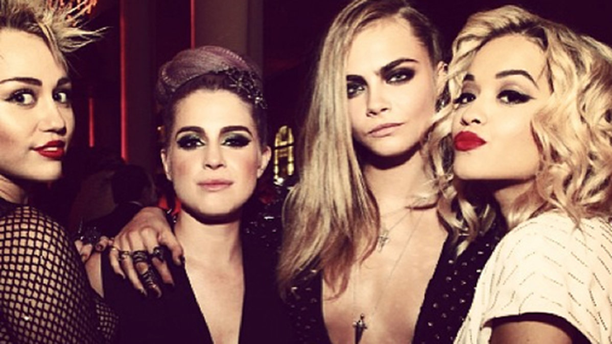 Miley Cyrus, Kelly Osbourne, Cara Delevigne och Rita Ora minglar på Met Gala den 6 maj. Det är under den här kvällen som Miley ska ha snortat kokain på en toalett.
