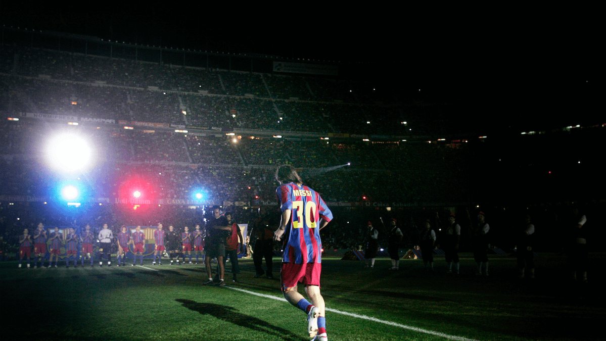 Här presenteras Messi för Camp Nou. Då med nummer 30. 