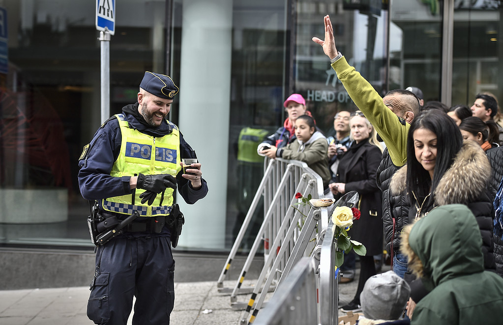 Polis kollar ut över folkhavet Kafferast