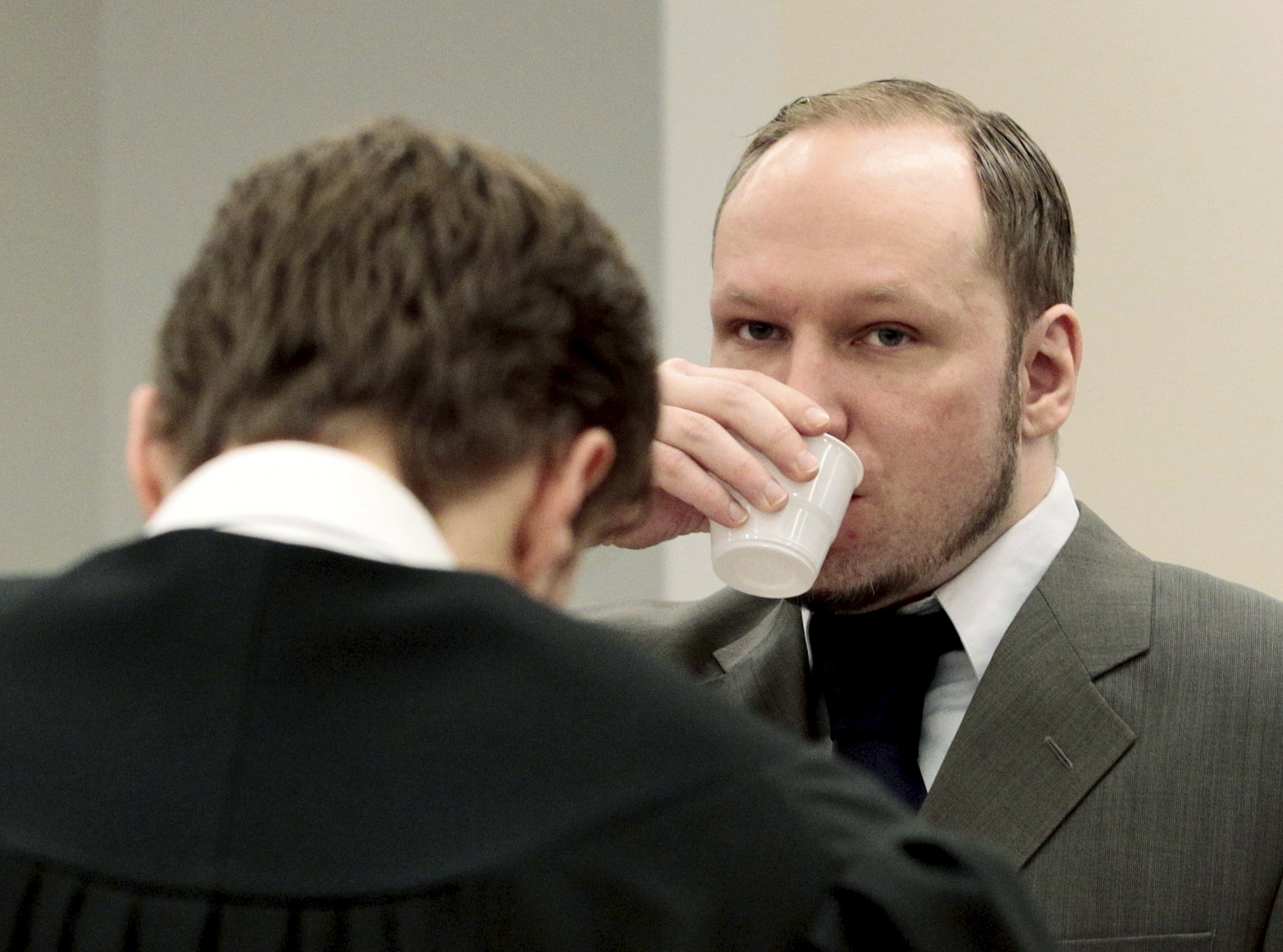 Anders Behring Breivik flinade när han hörde en mamma berätta om hur hennes barn reagerat.