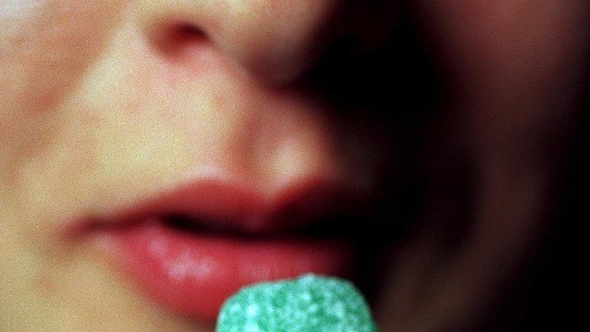 Du kanske äter för mycket saker som ger avfärgningar på tänderna. 