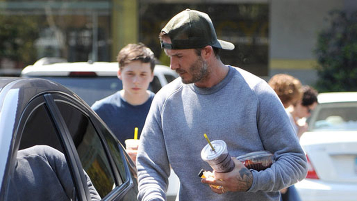 David Beckham har varit på gymmet med sin son Brooklyn. 