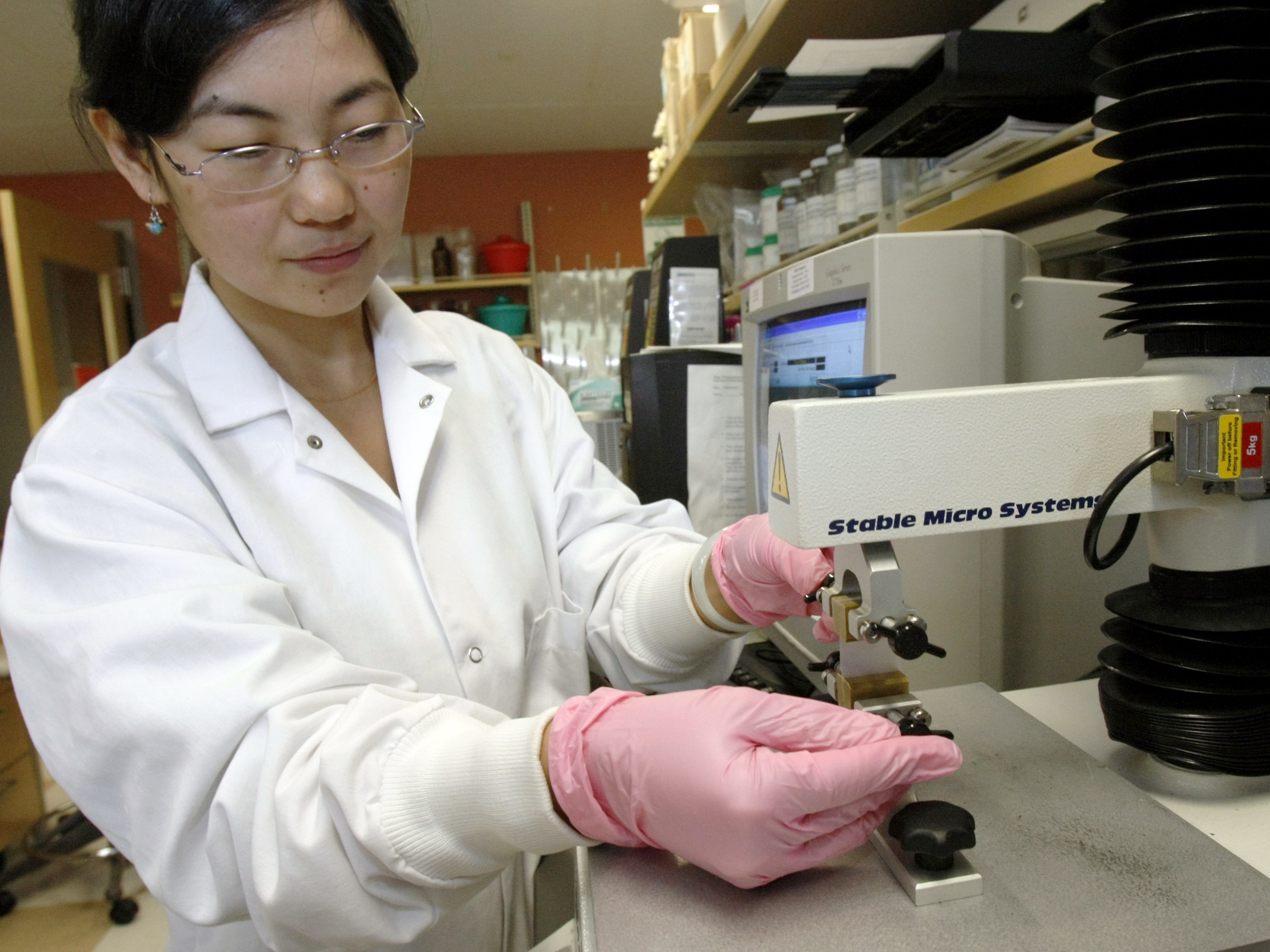 En forskare på forsknings insitutet i Pittsburgh som testar medicin mot HIV-virus.