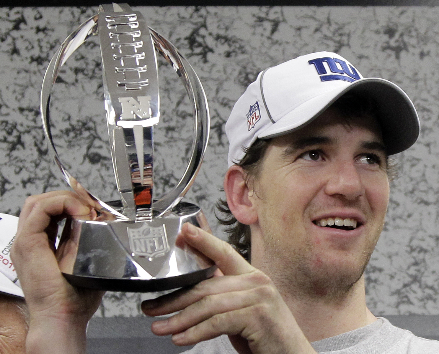 Eli Manning bör nu, trots år av medieskugga bakom brodern sin, nämnas när man rankar NFL:s bästa quarterbacks. Under söndagsnatten tog han New York Gigants vidare till sin andra Super Bowl inom loppet av fyra år. Eli Manning bör nu, trots år av medieskugga bakom brodern sin, nämnas när man rankar NFL:s bästa quarterbacks. Under söndagsnatten tog han New York Gigants vidare till sin andra Super Bowl inom loppet av fyra år.