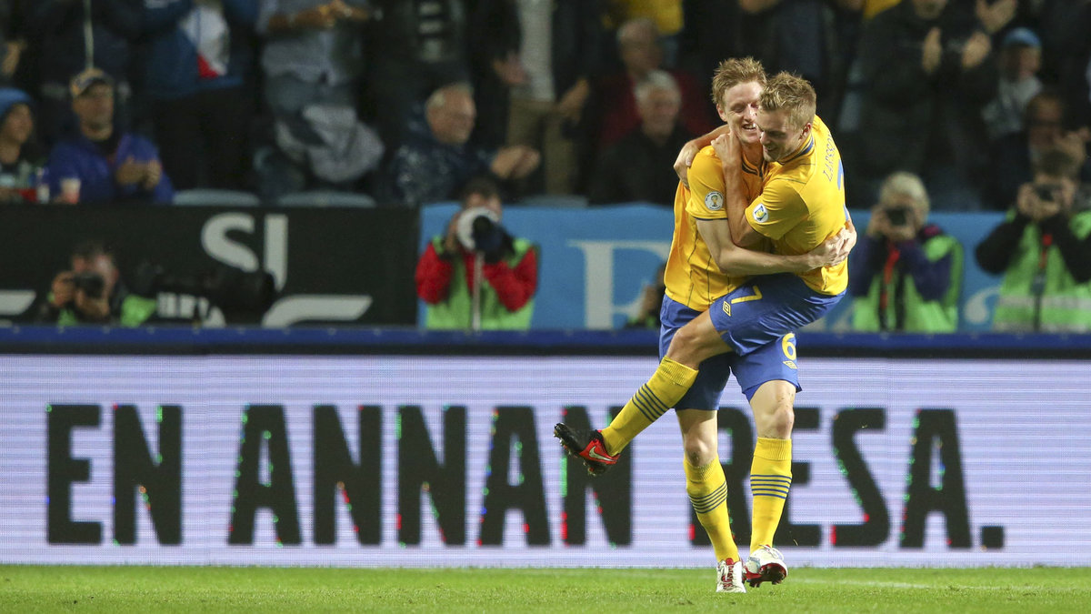 Ett misslyckat skott från Mikael Lustig ledde till Rasmus Elms volleyskott som betydde 1-0 till Sverige.