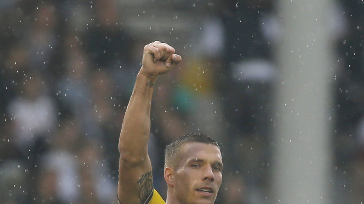 Lukas Podolski firar ett av sina mål.