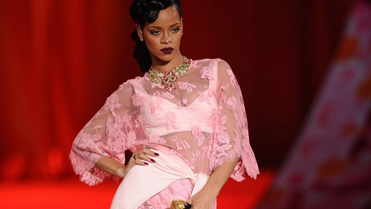 Rihanna väcker sin inre modell och poserar järnet. 
