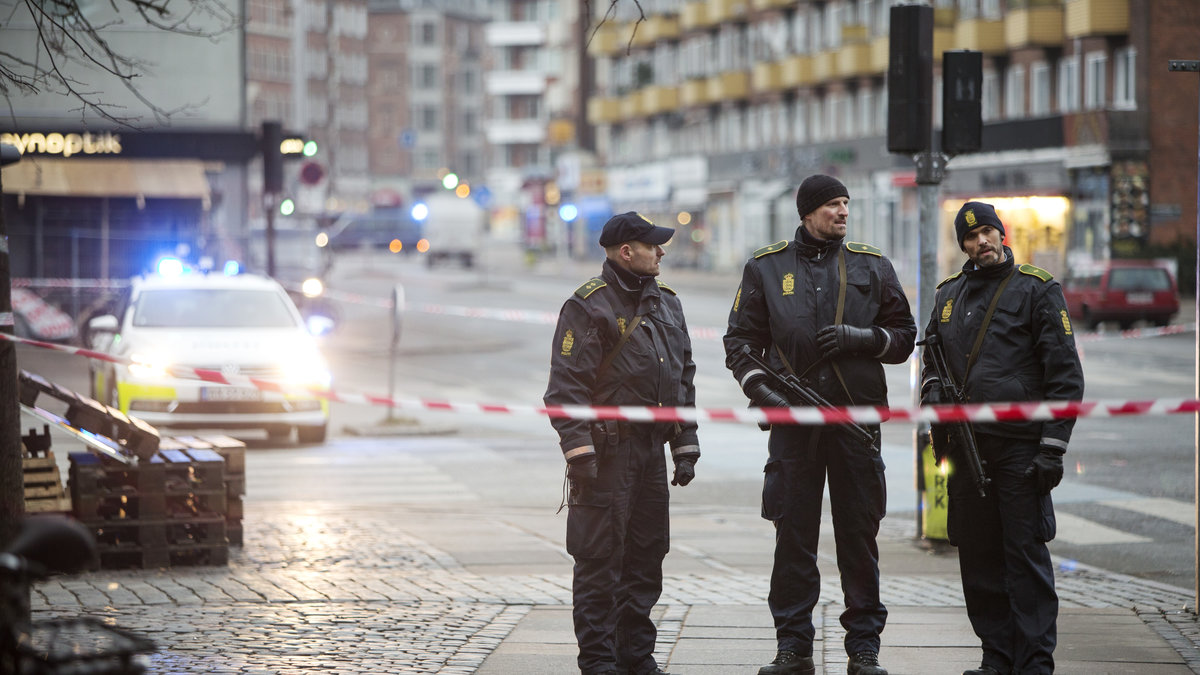 Polis utanför avspärrningarna i Nørrebro dör den misstänkte gärningsmannen sköts till döds. 