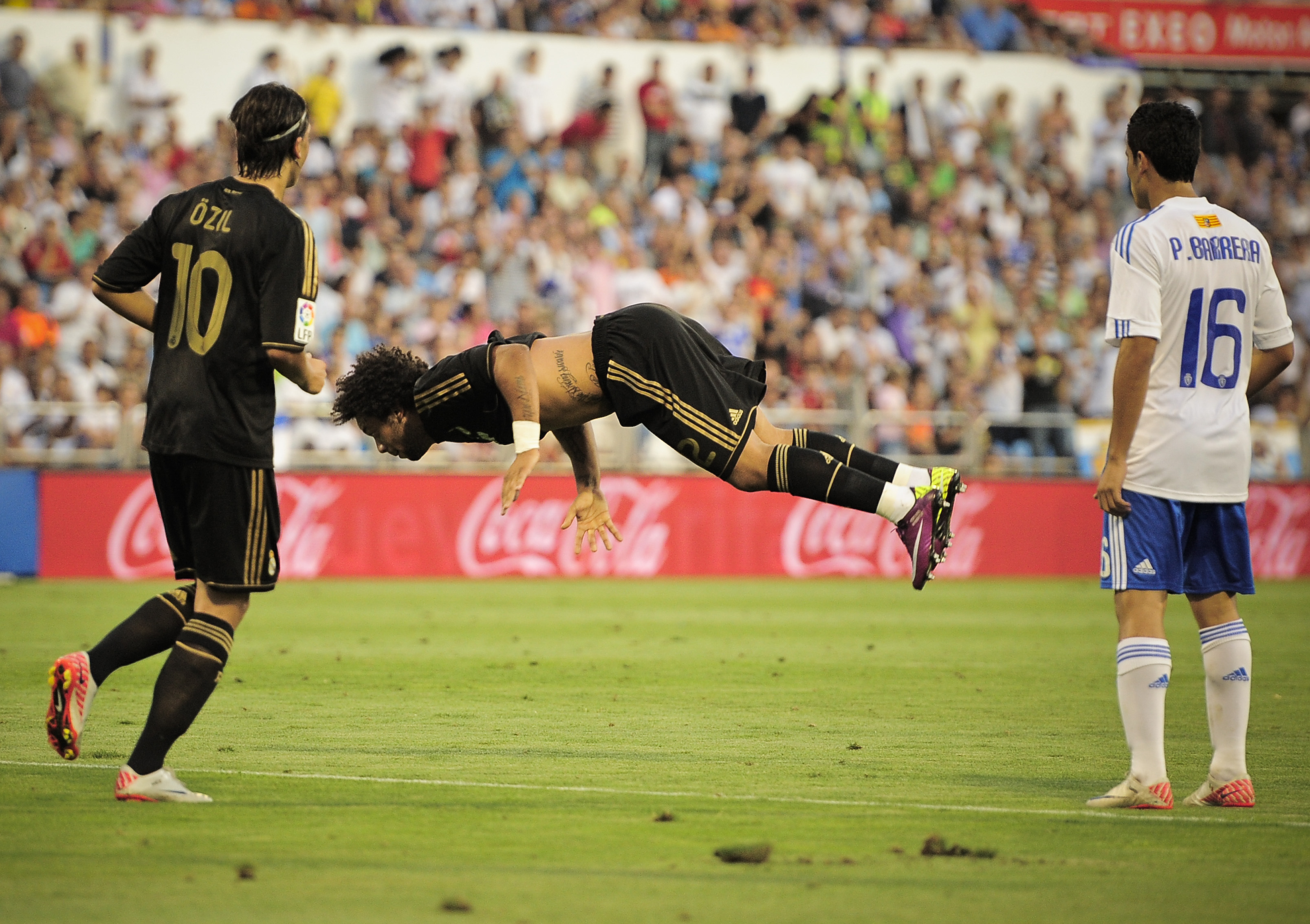 Brassen Marcelo firar sitt mål med ett akrobatiskt nummer.