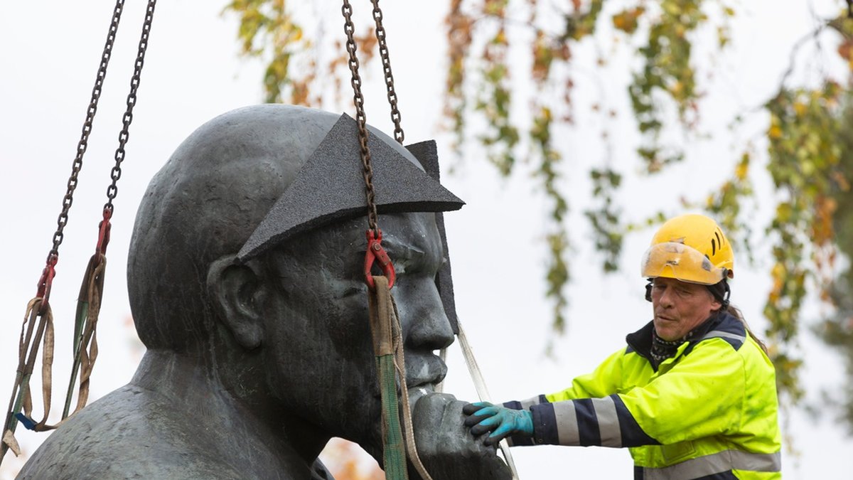Statyn av Vladimir Lenin plockas ned i Kotka, Finland.