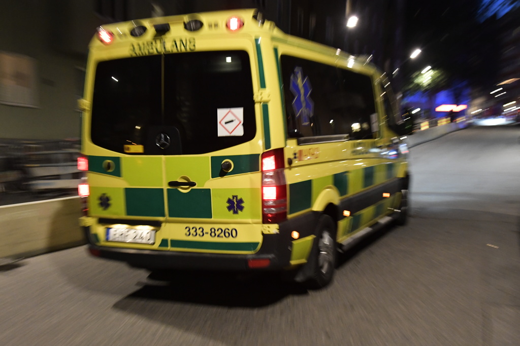 Två poliser fick rök i sig under en räddningsinsats i samband med en brand i Helsingborg i natt och fördes med ambulans till sjukhus. Arkivbild.